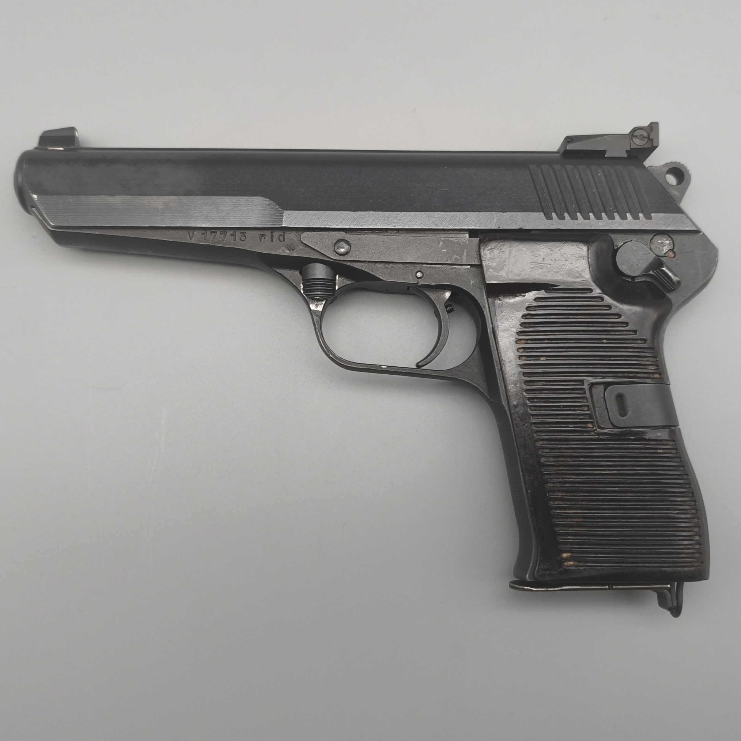 vz. 52 Selbstladepistole 9mm Luger mit LPA Visierung und Wechsellauf im Kaliber 7,62 Tokarev