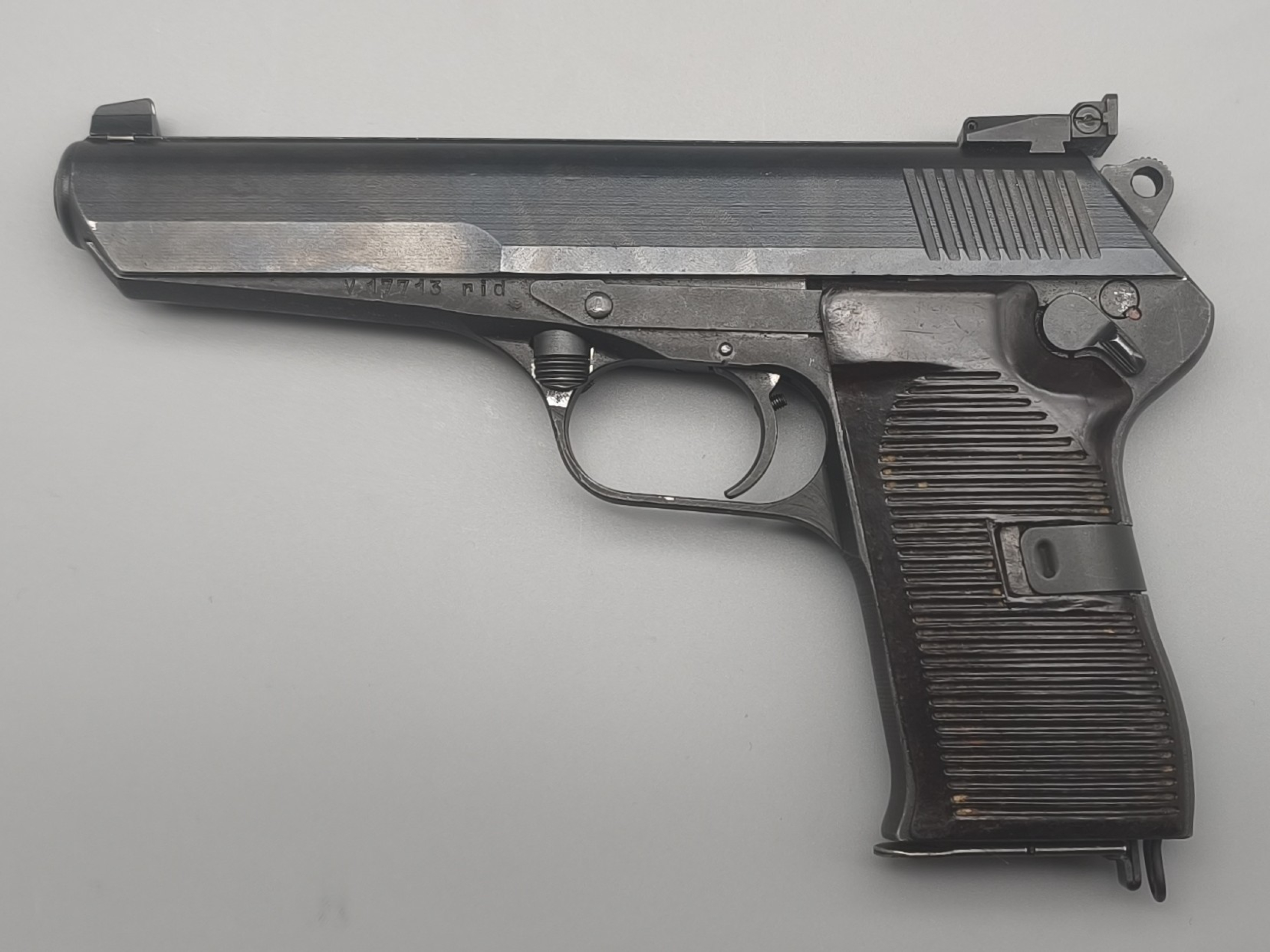 vz. 52 Selbstladepistole 9mm Luger mit LPA Visierung und Wechsellauf im Kaliber 7,62 Tokarev